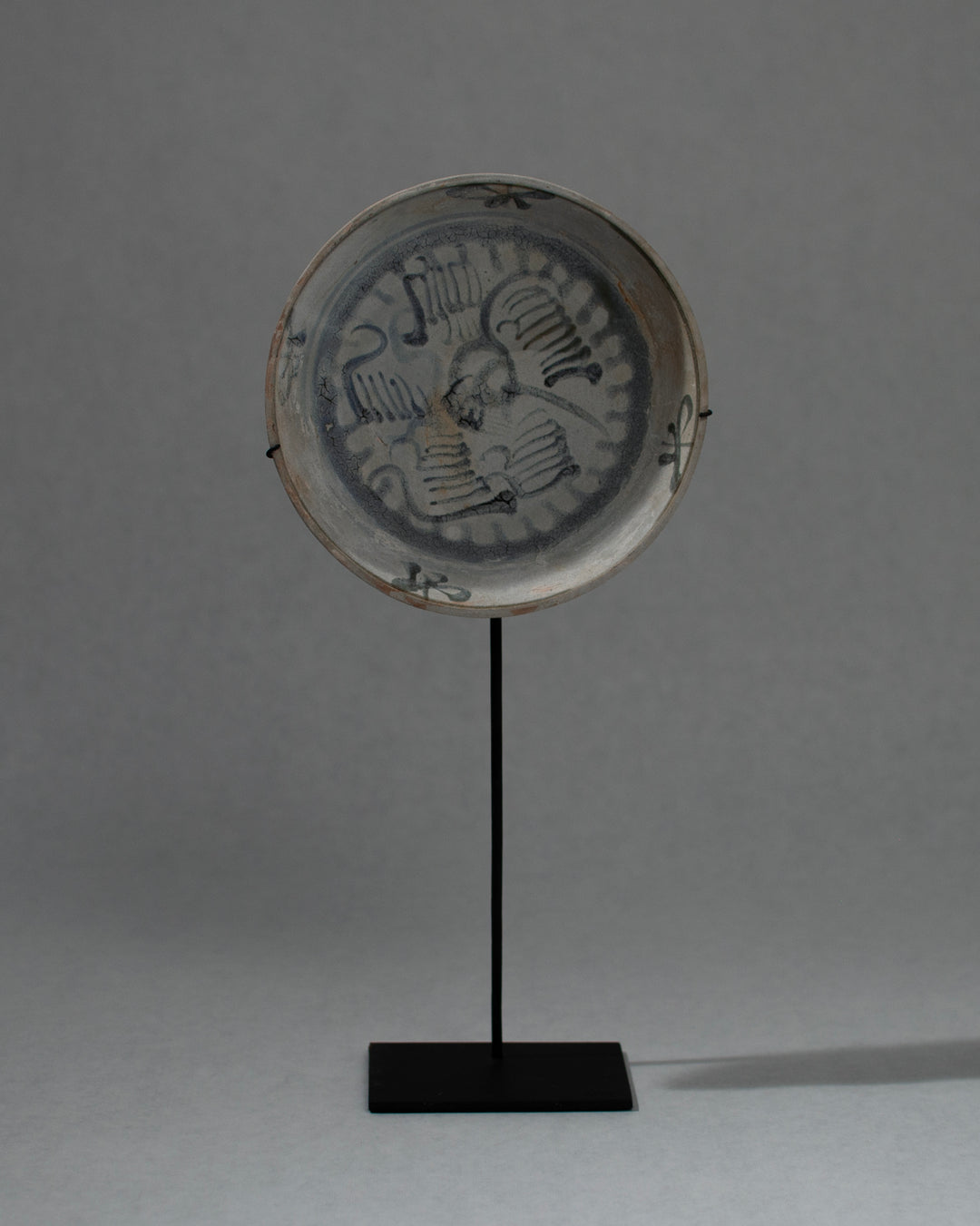 MING PLATE ON STAND - 16TH