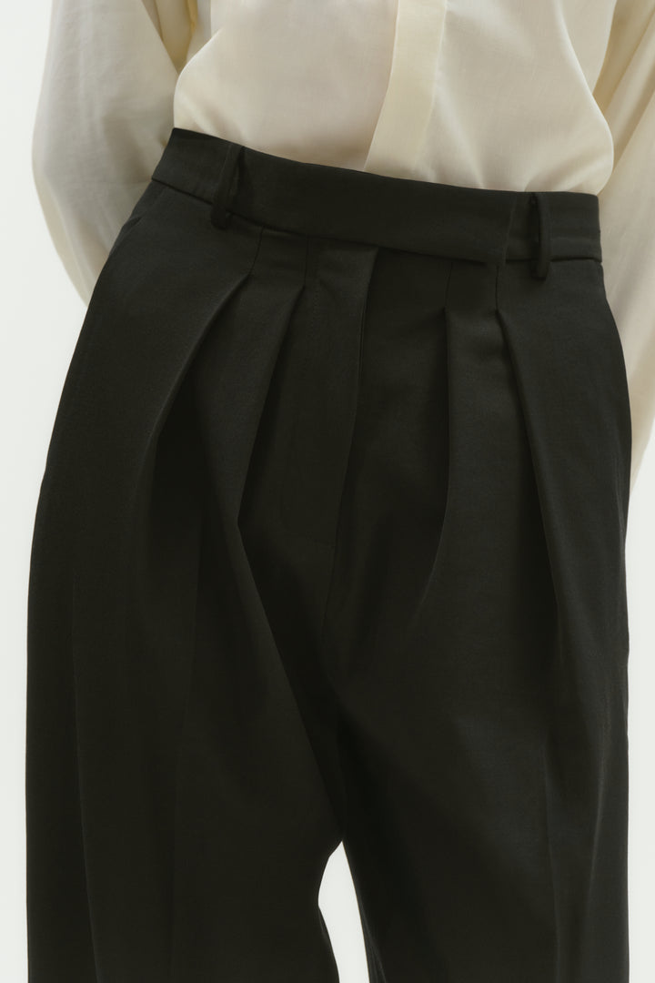 PLEATED TAILORED TROUSERS - BLACK